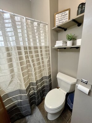 Duschwanne, Handtücher, Seife, Shampoo