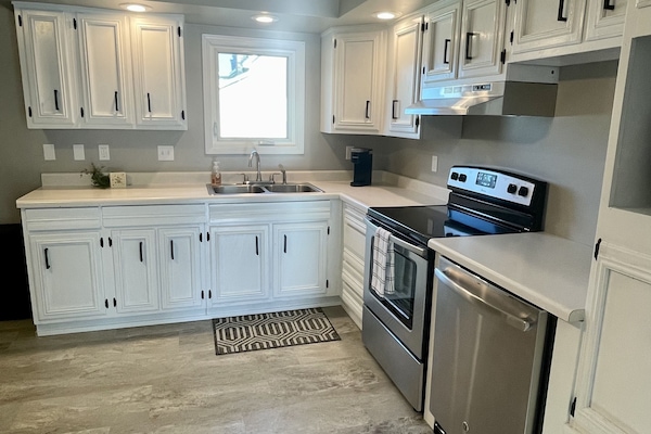 KĂŒhlschrank, Mikrowelle, Ofen, Herdplatte