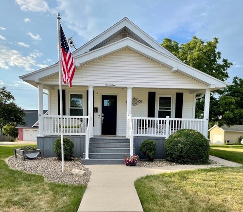 Cozy Home in the heart of Dyersville, IA!