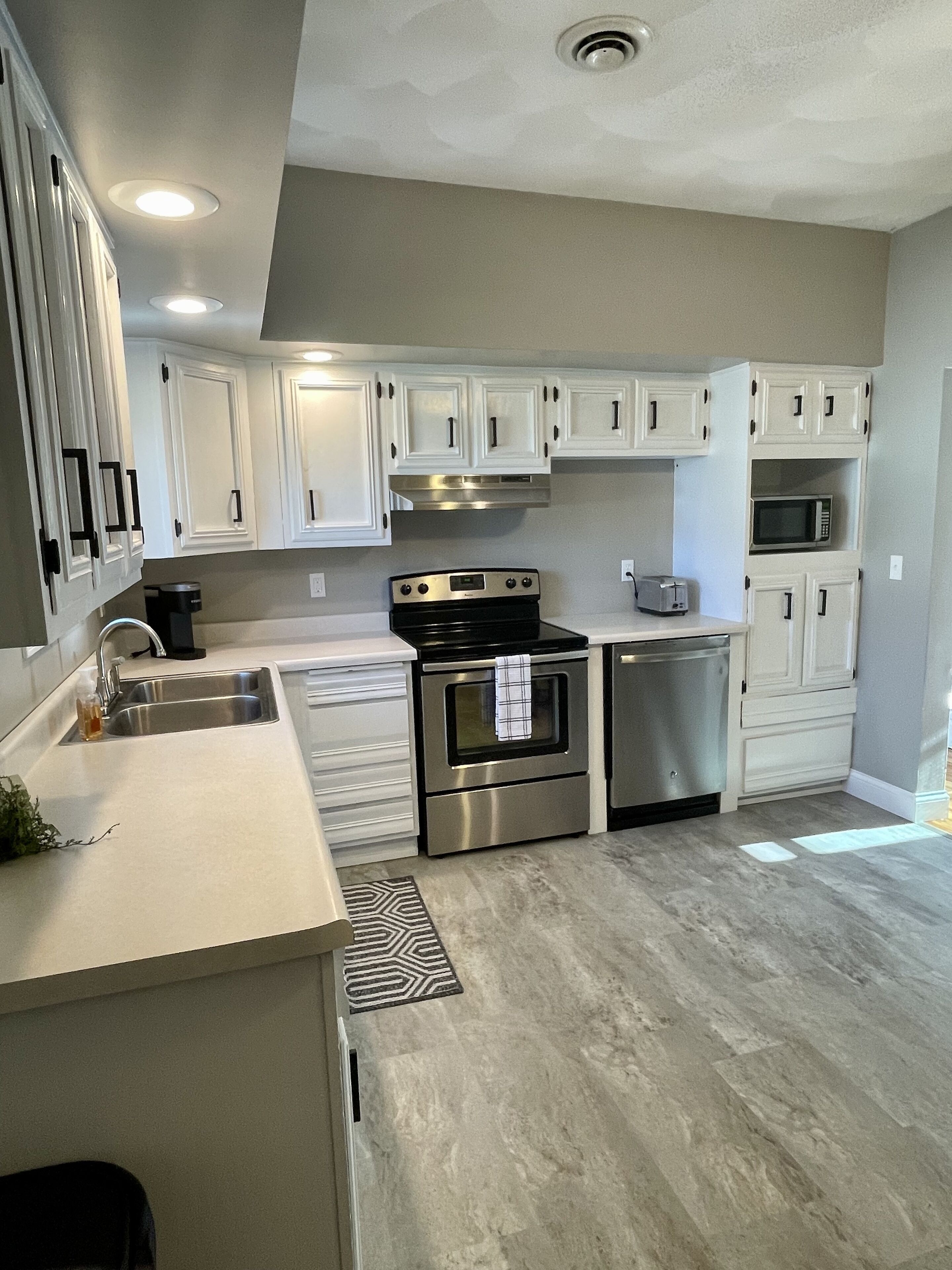 Kylskåp, mikrovågsugn, ugn och spishäll