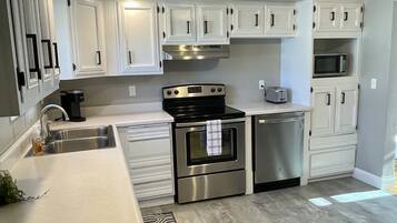 冷蔵庫、電子レンジ、オーブン、コンロ