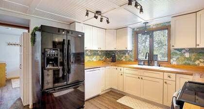 Walk-In Creekside Apartment - Fireplace & Cozy Living Room