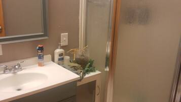 Chuveiro, toalhas de banho, sabonete, papel higiênico