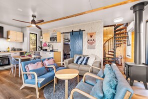 Smart TV, fireplace, books, computer monitors - Delightful 3-4 BR 2Bath Container Home with views (Hartley)