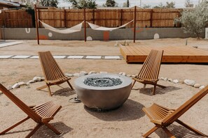 Property grounds - Sage Haven in the Hi-Desert, yoga deck, and 15 min from Joshua Tree (Yucca Valley)