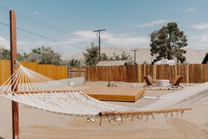 Property grounds - Sage Haven in the Hi-Desert, yoga deck, and 15 min from Joshua Tree (Yucca Valley)