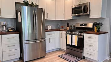 雪櫃、微波爐、焗爐、爐具