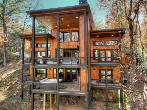 Modern 4BR Cabin w easy access, hot tub & a view!