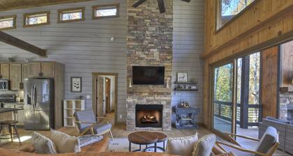 Modern 4BR Cabin w easy access, hot tub & a view!