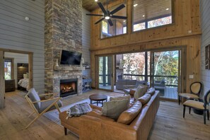 TV connectée, cheminée, jeux vidéo, table de tennis de table