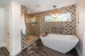 Badewanne, Haartrockner, Handtücher, Seife