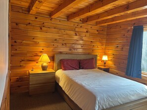 4 bedrooms, desk, iron/ironing board, WiFi