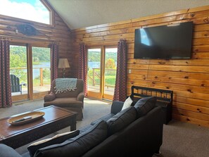 Téléviseur connecté, foyer, lecteur de DVD, table de ping-pong