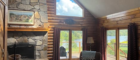 TV connectée, cheminée, lecteur de DVD, table de tennis de table