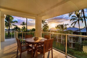 Outdoor dining - Hale Honu -Turtle House Oceanview Luxury Penthouse (Waikoloa Village)