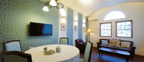 Family House | In-room dining
