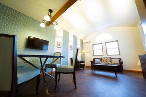 패밀리 하우스 | 거실 공간 | 디지털 채널 시청이 가능한 32인치 평면 TV, TV, 넷플릭스