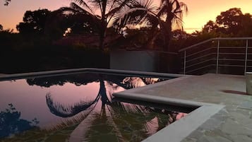 Una piscina al aire libre