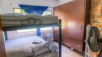 6 quartos, escrivaninha, Wi-Fi de cortesia