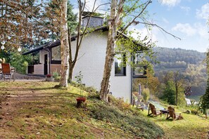 Outdoor dining - Holiday Home 'AusZeyt Edersee Für Zwei' with Private Terrace, Garden and Wi-Fi (Waldeck)