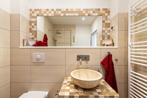 Ducha, secador de pelo, toallas