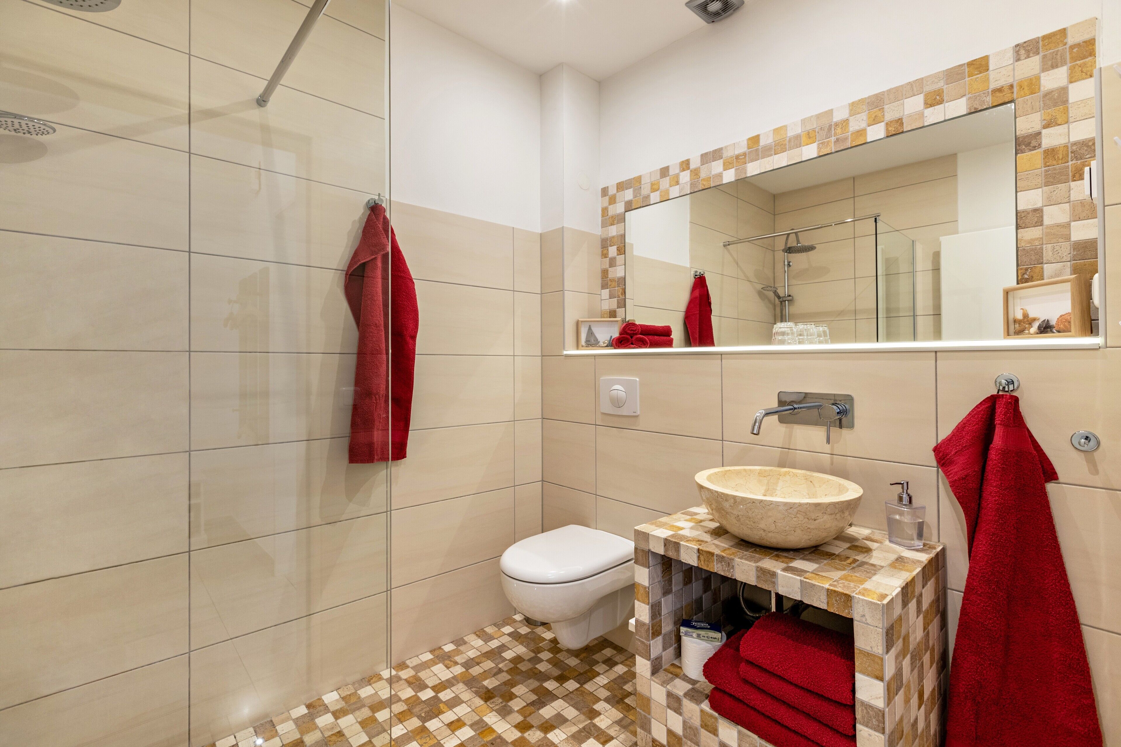Een douche, een haardroger, handdoeken