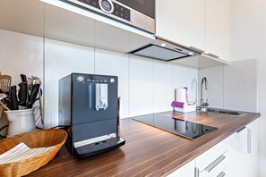 Réfrigérateur, four à micro-ondes, surface de cuisson, lave-vaisselle