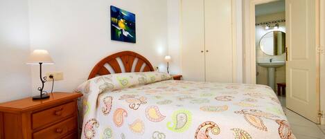 2 bedrooms, travel cot, free WiFi