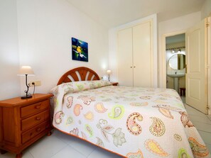 2 bedrooms, travel crib, free WiFi - Beautiful apartment for 4 guests with WIFI, hot tub, A/C, pool, TV, terrace and pets allowed (Calpe)
