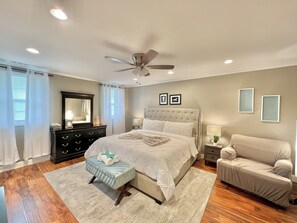 4 chambres, bureau, fer et planche à repasser, lit parapluie