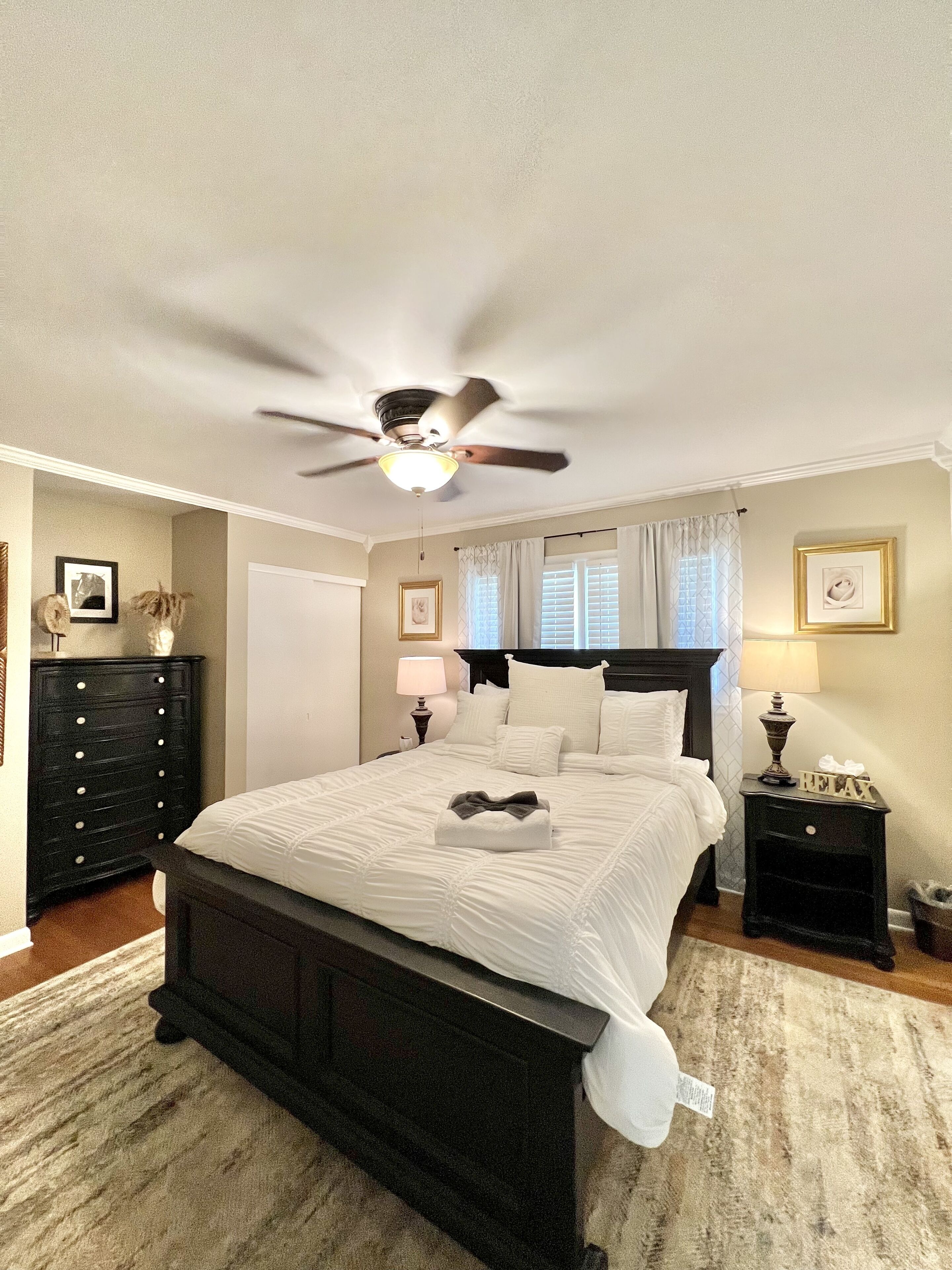 4 bedrooms, desk, iron/ironing board, travel cot