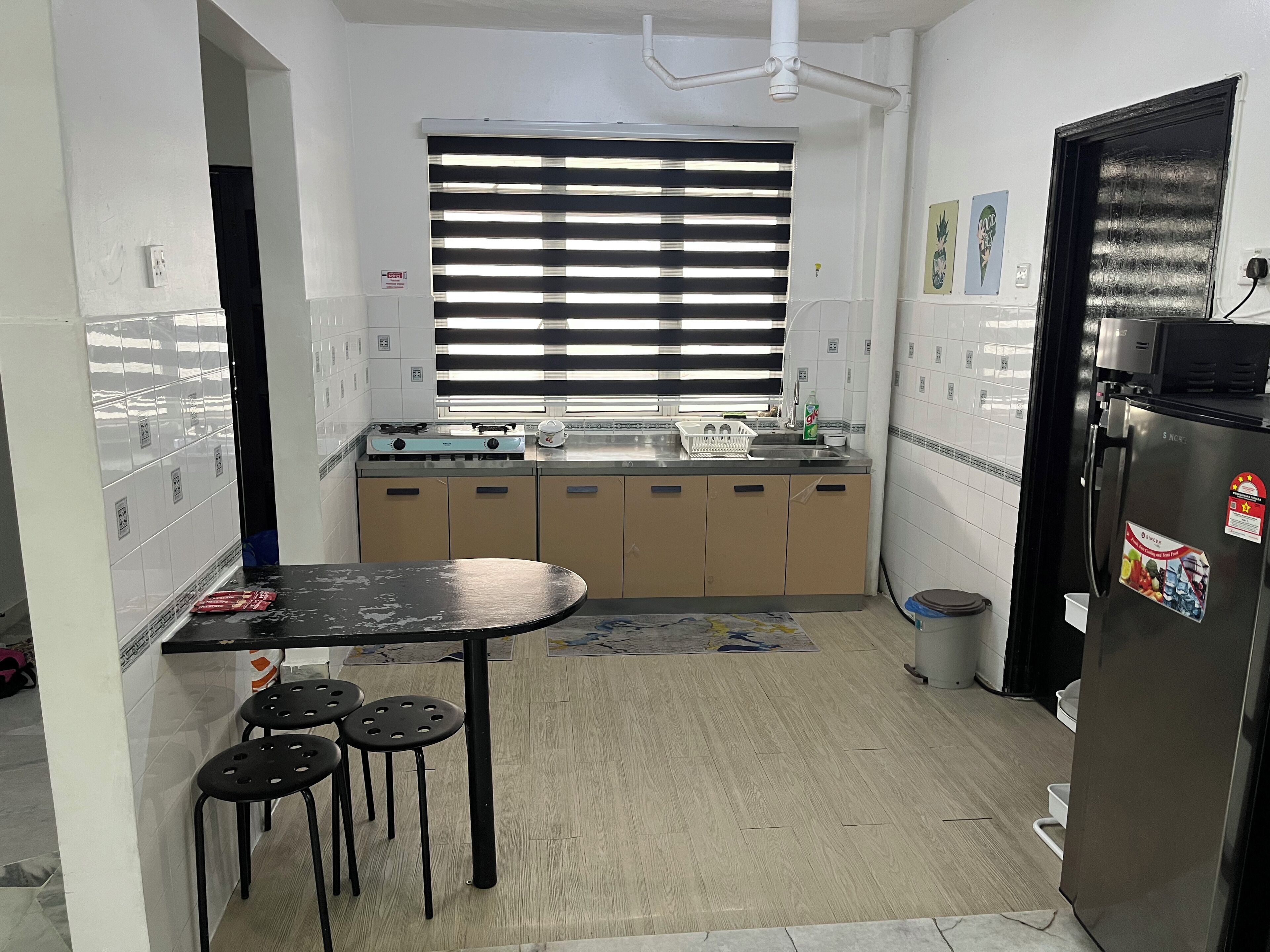Fridge, stovetop, electric kettle, blender