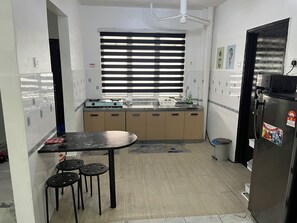冷蔵庫、コンロ、電気ポット、ミキサー
