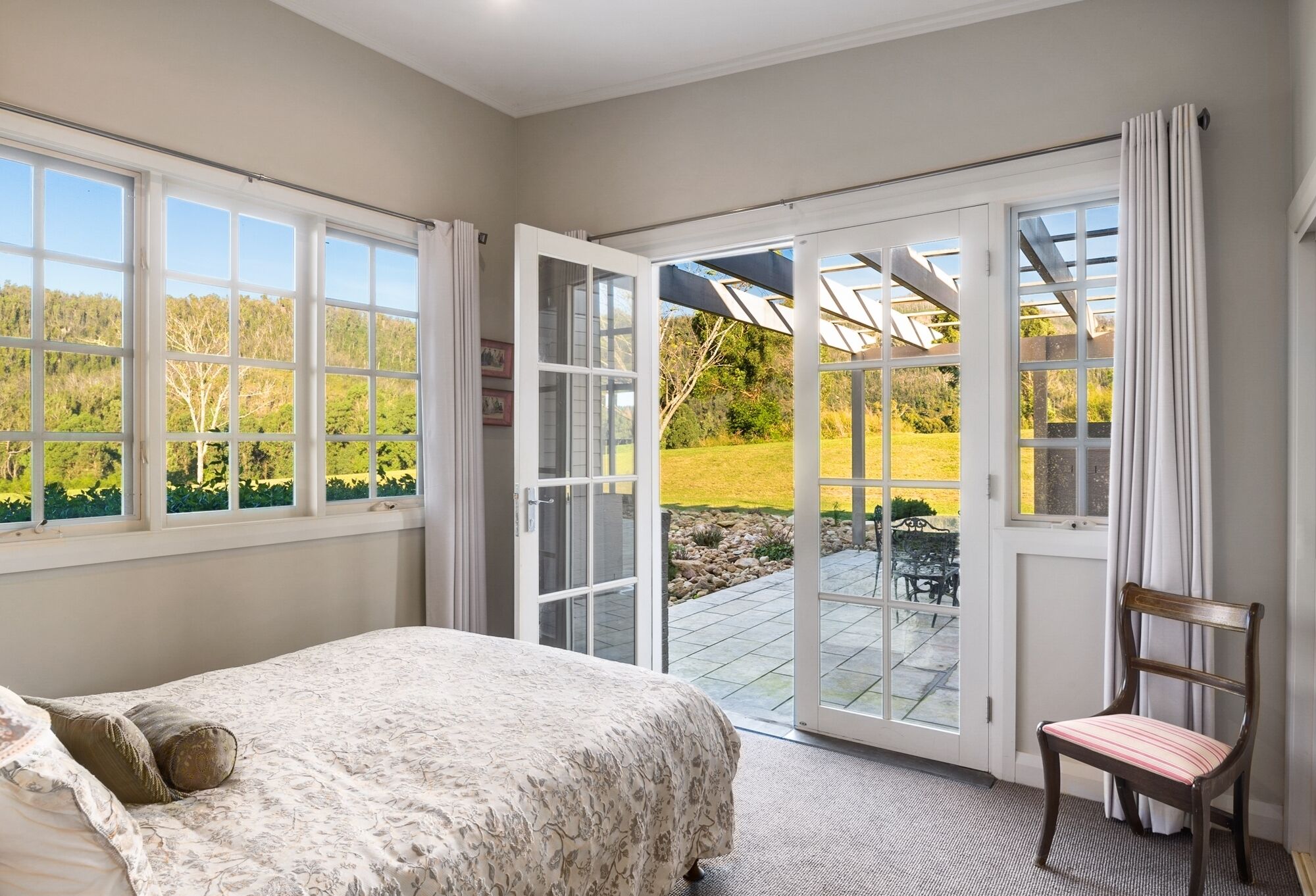 8 dormitoris, planxa i posts de planxar i un bressol de viatge 