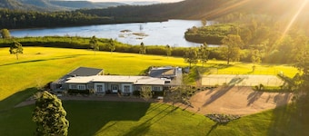 Lake David Luxury Lakehouse-"Winter Special" stay 2 nights get 3rd Night 50% Off