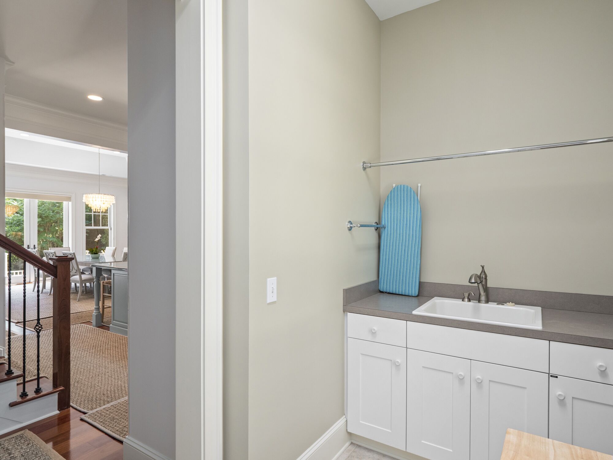 Une salle de bain avec un meuble-lavabo blanc, une serviette bleue et un espace douche.
