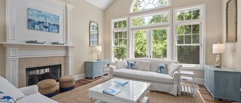 Älytelevisio, takka, kirjoja