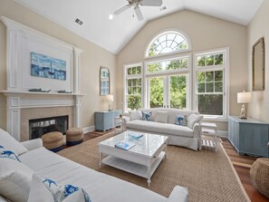 TV connectée, cheminée, livres