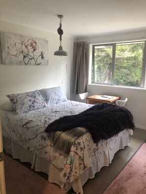 Iron/ironing board, free WiFi - Almost Heaven (New Plymouth)