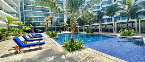 Outdoor pool, a heated pool