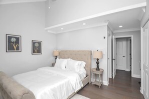 2 soverom, skrivebord, strykejern/-brett og wi-fi (inkludert)