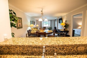 1 chambre, bureau, fer et planche à repasser, accès au Wi-Fi (inclus)