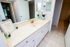 Combined shower/tub, hair dryer, towels, shampoo