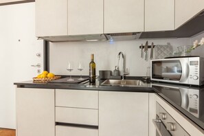 Fridge, oven, stovetop, dishwasher