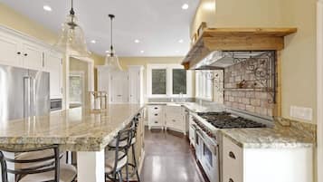 Køleskab, mikrobølgeovn, ovn, kogeplade