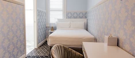 Habitación doble estándar | Escritorio, cortinas blackout, wifi gratis y ropa de cama