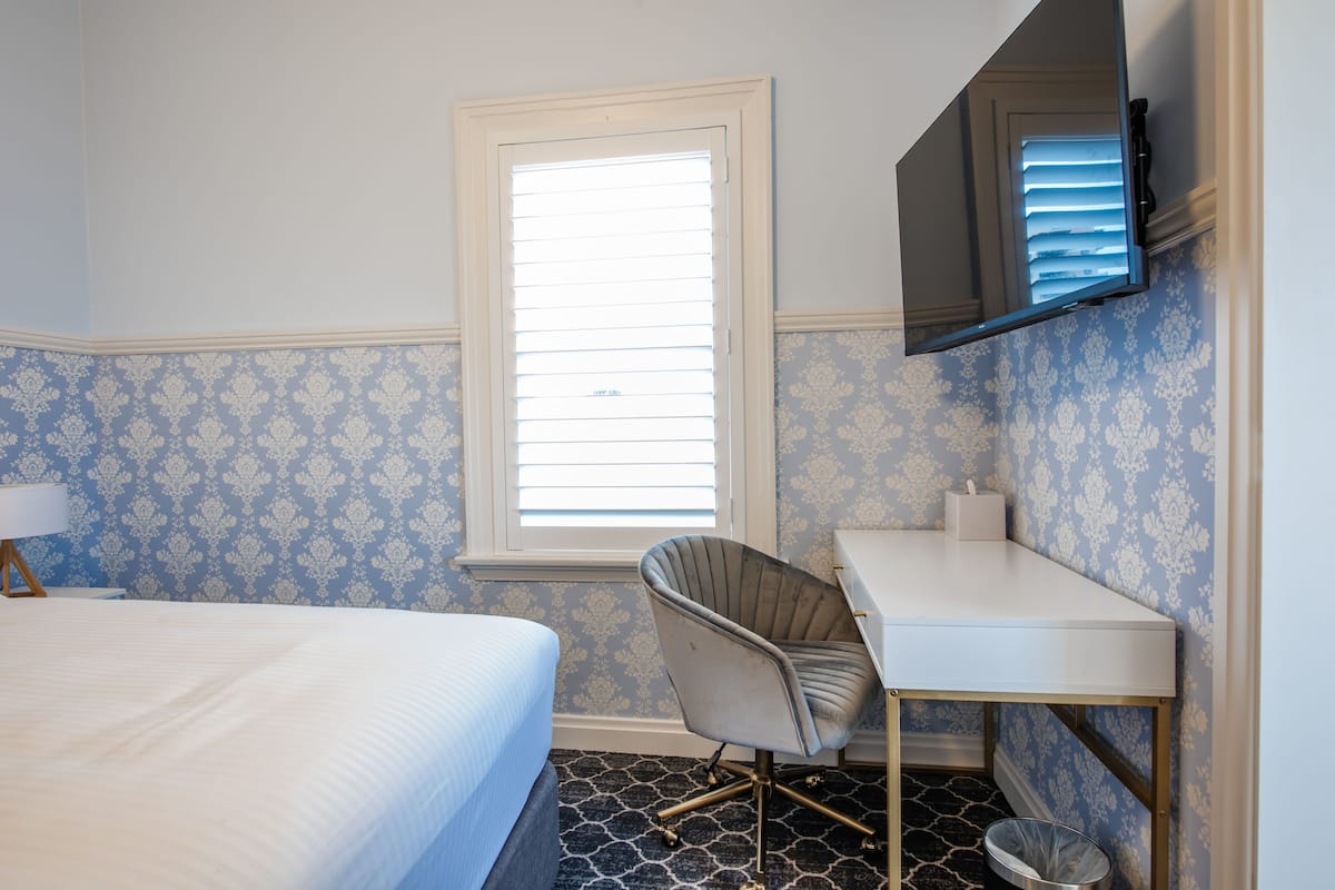 Deluxe kamer | Een bureau, verduisterende gordijnen, gratis wifi, beddengoed