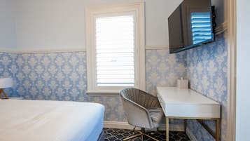 Deluxe Room | Desk, blackout curtains, free WiFi, bed sheets