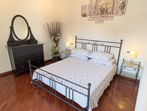 2 bedrooms, desk, iron/ironing board, travel crib