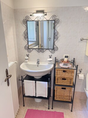 シャワー、ヘアドライヤー、ビデ